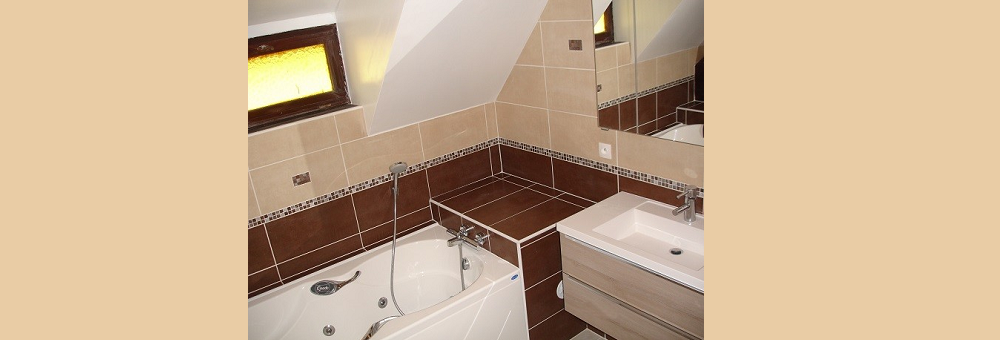 Une rénovation sous pente avec baignoire à jets.